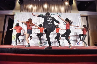 學生表演舞蹈