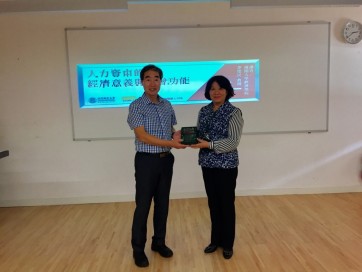 孔繁清副校長致送紀念品給李建民教授
