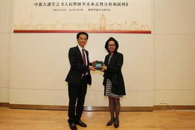 鄺婉樺執行副院長向彭志革總監致送紀念品